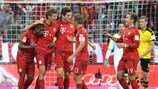 Thomas Müller (segundo à direita), do Bayern, festeja com os colegas após inaugurar o marcador frente ao Dortmund, em jogo da Bundesliga