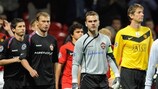 Igor Akinfeev guida il CSKA Moskva nell'ingresso in campo all'Old Trafford