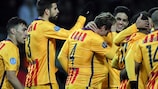 Ivan Rakitić (Nr. 4) wird von seinen Teamkollegen von Barcelona beglückwünscht