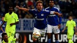 Schalkes Benedikt Höwedes bejubelt am 2. Spieltag ein Tor gegen Asteras