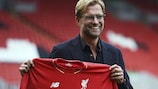 Jürgen Klopp in posa con una maglietta del Liverpool ad Anfield