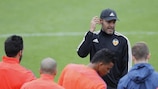 El entrenador del Valencia, Nuno Espírito Santo, habla con sus jugadores durante el entrenamiento de este lunes