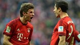 Thomas Müller und Robert Lewandowski beim Sieg der Bayern in der 2. Runde in Wolfsburg