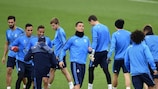 Los jugadores del Real Madrid entrenando antes del partido ante el Paris