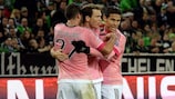 Os jogadores da Juventus felicitam Stephan Lichtsteiner pelo primeiro golo nas provas da UEFA