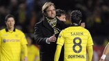 Jürgen Klopp consola os seus jogadores depois do afastamento do Dortmund da fase de grupos