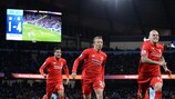 Martin Škrtel del Liverpool festeggia con i compagni dopo aver segnato il quarto gol in casa del Manchester City
