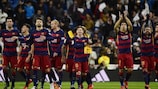 Os jogadores do Barcelona acenam aos seus adeptos presentes no Santiago Bernabéu