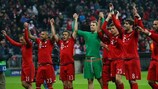 Les joueurs du Bayern fêtent la qualification avec leurs supporters