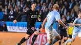 Zlatan Ibrahimović em duelo com o defesa do Malmö, Franz Brorsson