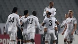 Игроки "Бешикташа" празднуют гол Дженка Тосуна в матче против "Скендербеу"