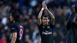 Ángel Di María applaude i tifosi francesi presenti al Bernabéu al fischio finale
