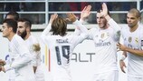 Gareth Bale (segundo à direita), do Real Madrid, festeja com os colegas após marcar o golo inaugural no jogo da Liga espanhola frente ao Eibar