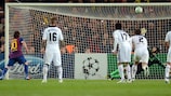 Penalty de Lionel Messi passa por Petr Čech ... e pela barra