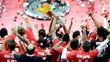 O Sevilha ergue a Taça UEFA/UEFA Europa League pela quarta vez