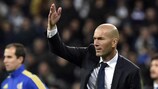 Zinédine Zidane dando órdenes en su primer partido como técnico del Madrid