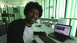 Wolfsburgs Verteidiger Dante stellt sich auf Facebook den Fragen der Fans