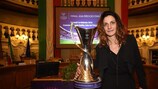 Patrizia Panico pose avec le trophée à Reggio d'Émilie
