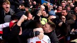 Kantersieg am Valentinstag: Liverpools Divock Origi "genießt" ein Bad in der Menge