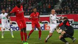Tobias Werner bringt den Ball nicht an Liverpools Keeper Simon Mignolet vorbei