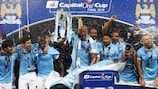 Vincent Kompany ergue a Taça da Liga inglesa