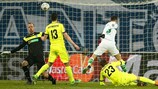 Julian Draxler conclui a boa jogada do segundo golo do Wolfsburgo frente ao Gent