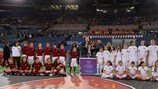 Patrizia Panico (centro) con el director general de la Fiorentina, Andrea Rogg, el presidente de la Roma, James Pallotta, y las niñas del equipo sub-12