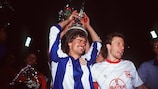 Falko Götz y Wolfgang Rolff celebran el éxito del Leverkusen en la final de la Copa de la UEFA 1987/88