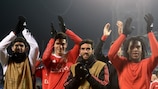 Os jogadores do Benfica festejam o apuramento para os quartos-de-final