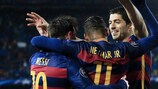 Lionel Messi (à esquerda) celebra o seu golo com Neymar e Luis Suárez, que também marcaram