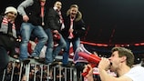 Thomas Müller festeggia con i tifosi del Bayern