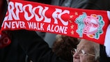 Adepto do Liverpool com cachecol "You'll Never Walk Alone"