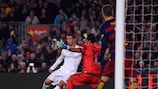 Cristiano Ronaldo del Real Madrid segna il gol decisivo durante la partitissima della Liga contro il Barcellona