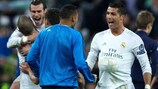 Cristiano Ronaldo lideras os festejos no final do jogo