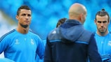 Cristiano Ronaldo and Gareth Bale listen to Zinédine Zidane