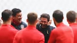 Diego Simeone conversa con sus jugadores sobre el Fussball Arena München