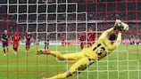 Jan Oblak defende penalty de Thomas Müller
