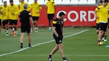 Unai Emery oversees training ahead of the Shakhtar decider