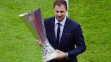 Liverpools Ex-Torhüter Jerzy Dudek mit dem Pokal der UEFA Europa League
