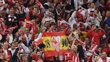 Os adeptos do Sevilha comemoram o terceiro triunfo consecutivo em finais da UEFA Europa League