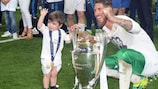Sergio Ramos con il trofeo
