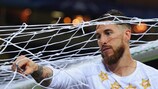 Sergio Ramos corta la red de una de las porterías tras ganar la final de la UEFA Champions League