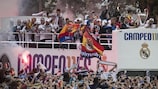 I giocatori del Real Madrid festeggiano con i tifosi al ritorno in città dopo aver vinto la UEFA Champions League