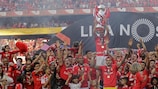 I giocatori del Benfica alzano al cielo il trofeo della Liga portoghese dopo la partita contro il Nacional