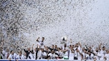 Los jugadores del Real Madrid con el trofeo de la UEFA Champions League ganado la pasada temporada