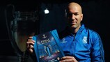 Zinédine Zidane con il programma ufficiale della UEFA Champions League