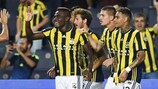 Emmanuel Emenike festeggia uno dei due gol segnati per il Fenerbahçe contro il Monaco