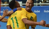 Neymar félicite Gabriel Jesus, l'un des buteurs de mercredi à Rio