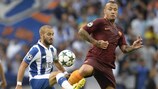 Romas Radja Nainggolan (rechts) kämpft im Hinspiel gegen Portos André André um den Ball