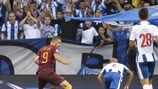Edin Džeko, da Roma, tenta contornar Iker Casillas, guarda-redes do Porto, durante a primeira mão
